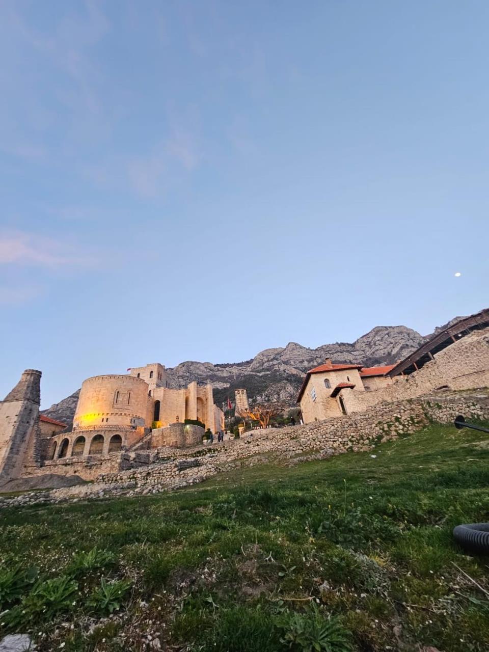 فندق Castle - Inside,Voga Guesthause Krujë المظهر الخارجي الصورة